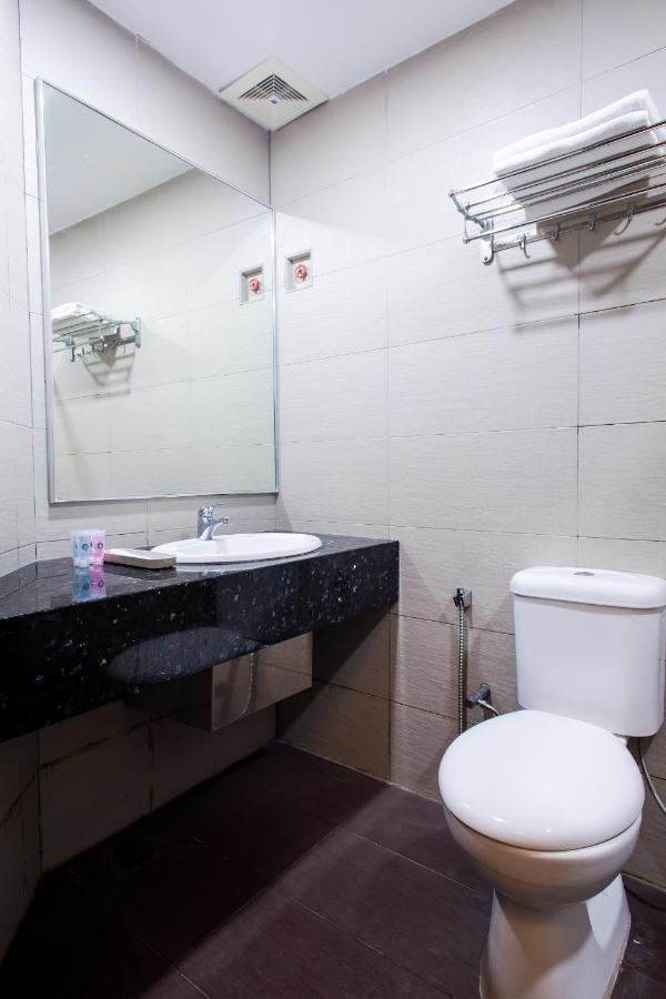 Hotel 101 Permas Jaya Johor Bahru Exteriör bild